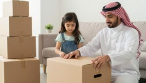 عائلة سعودية تقوم بتجهيز صناديق الانتقال في منزلهم