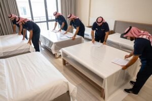 فريق عمل يقوم بتغليف أثاث غرفة نوم بشكل احترافي